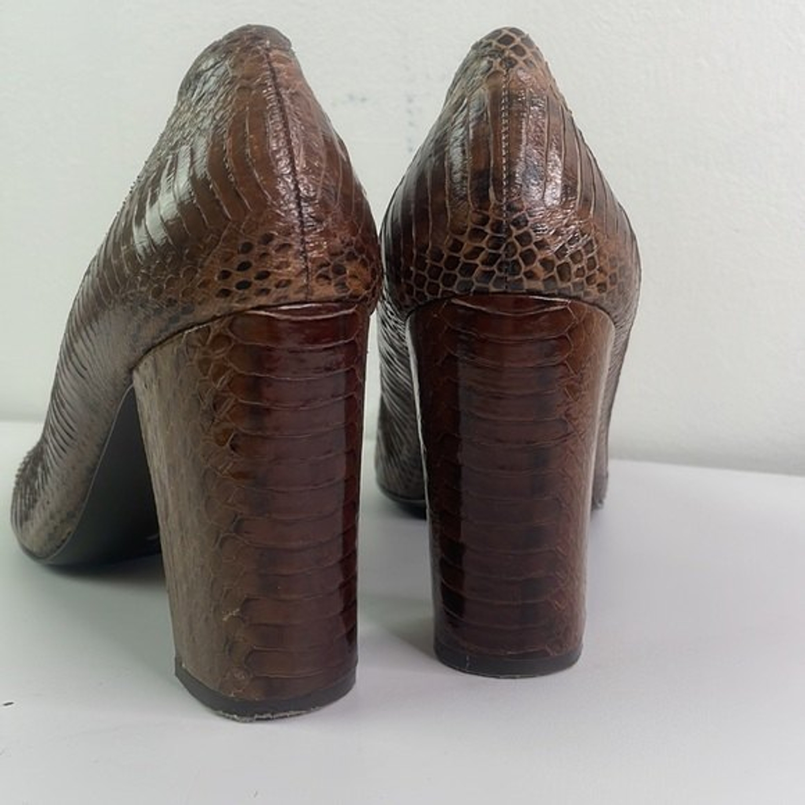 BCBGIRLS Brown Python Snakeskin Pumps Calista Siz… - image 7