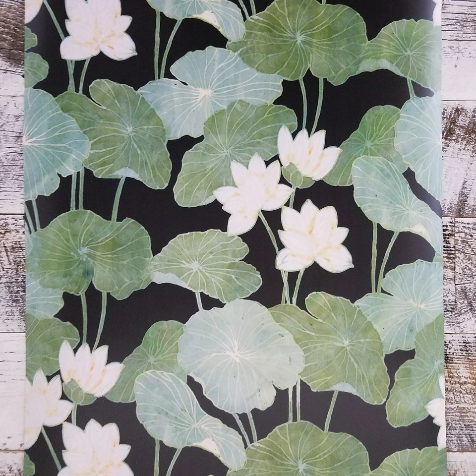 Almohadillas de lirio negro y verde Roommates papel tapiz moderno botánico pelar y pegar  Foto 3 de 4