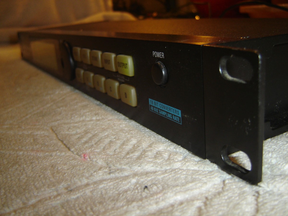 ALESIS MIDIVERB4　18ビット・デジタルマルチエフェクトプロセッサ Alesis MidiVerb 4 reverb and effects processor
