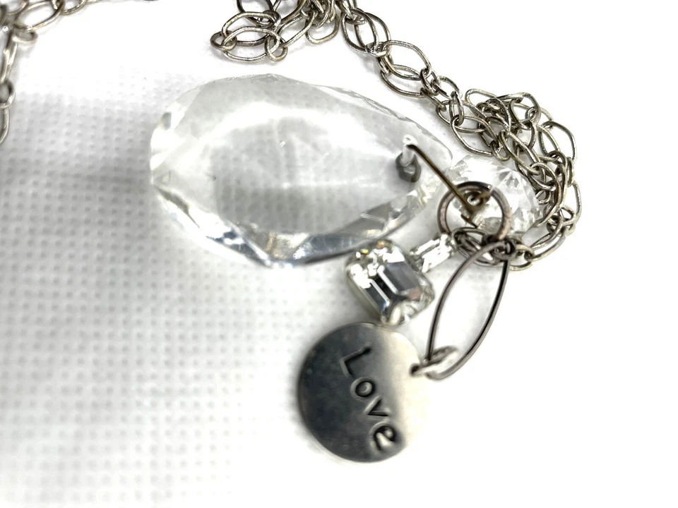 Colgante de cristal facetado con dije de amor y estrás de cristal tono plata Foto 3 de 4