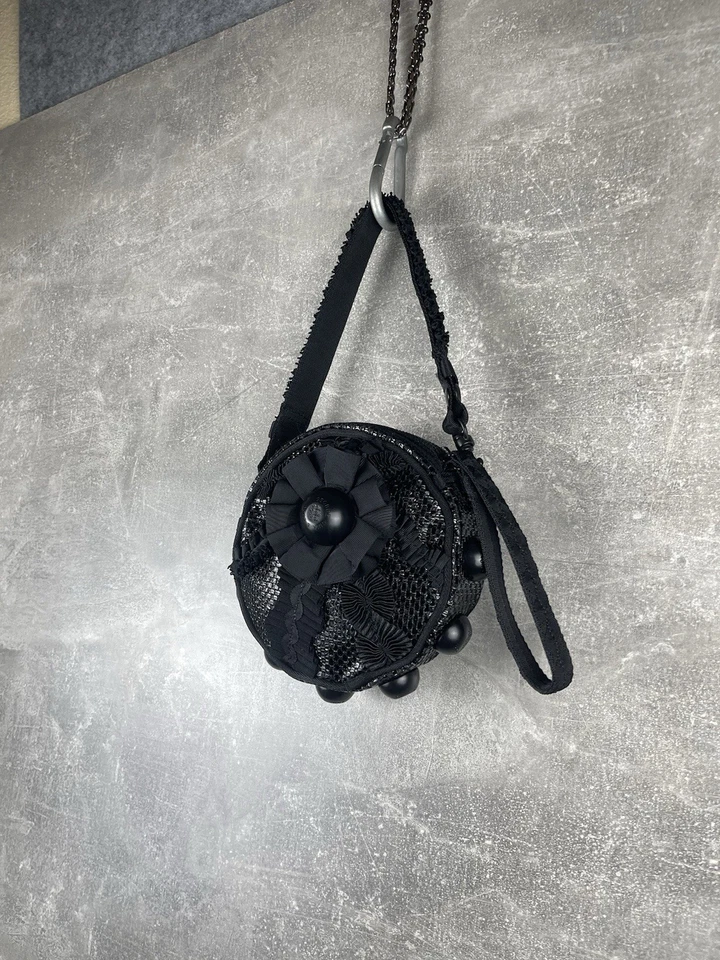 Bolso de hombro Avant Garde George Gina & Lucy “Gin Fizz” negro redondo de encaje Foto 3 de 4