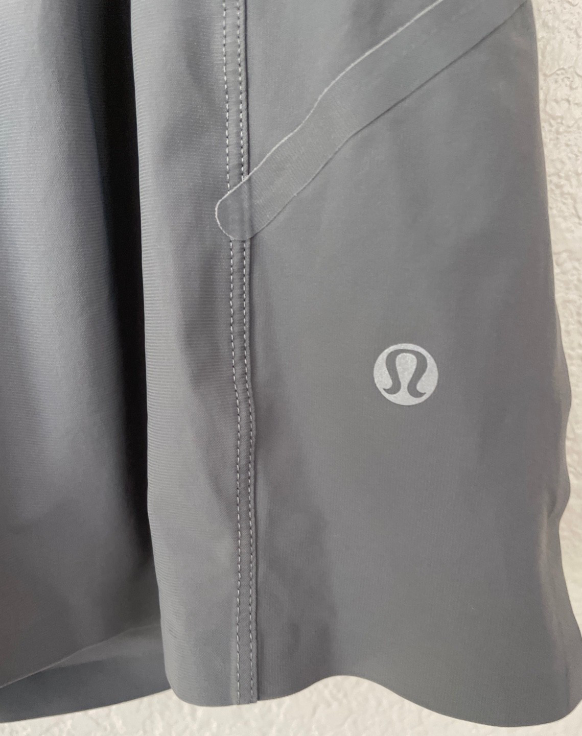 LULULEMON T.H.E. Linerless Shorts Gray Black Key Fob Men's M Shorts