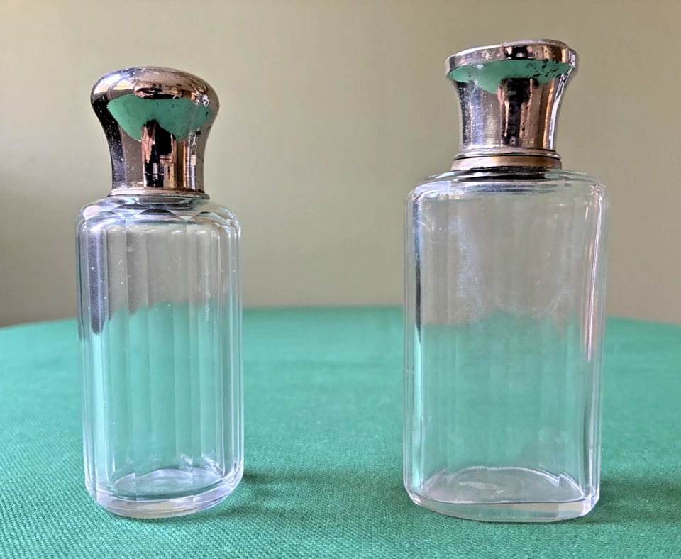 Deux flacons à parfum en cristal et métal argenté - Photo 1/4