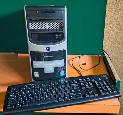 Vintage 2006 eMachines T3604 w. KB (Windows 7 / Celeron D / 512MB)
