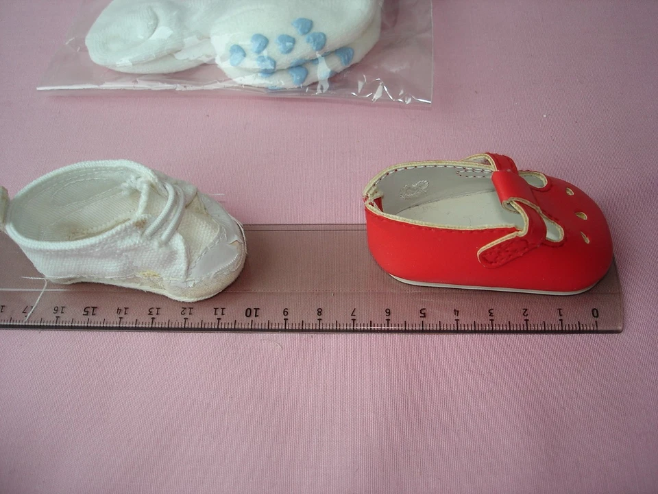Corolle .Lot de chaussures et chaussettes pour ancienne poupée. - Photo 2/3