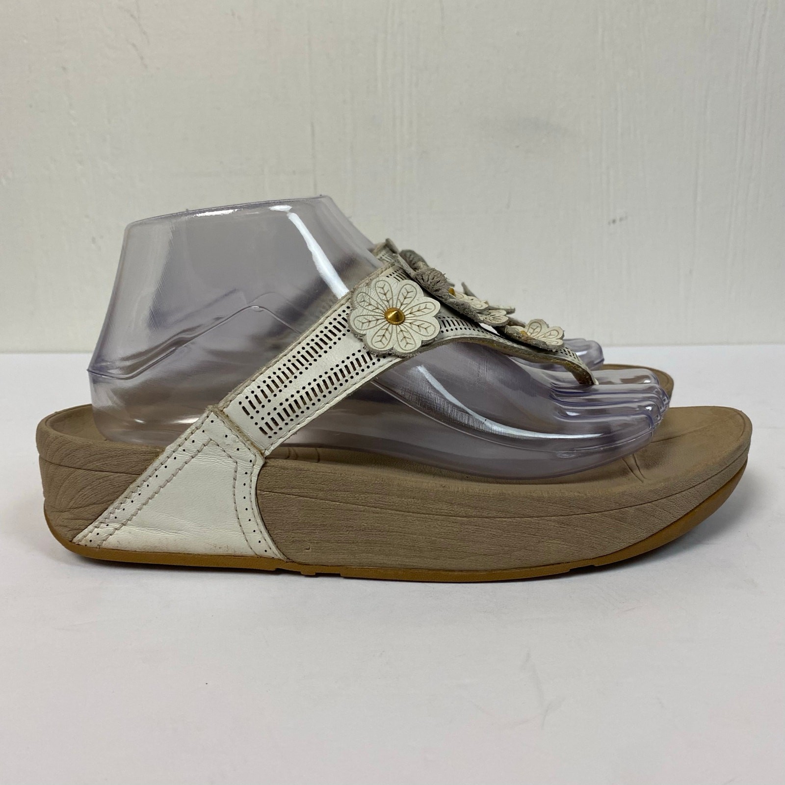 APL Sandali Fitflop in pelle bianca con punta floreale e zeppa misura 9