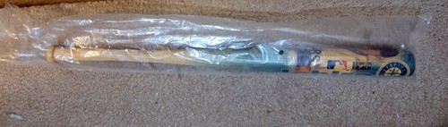 Seattle Mariners’ Icharo commemorative 18 inch small wood bat. - Picture 15 of 15