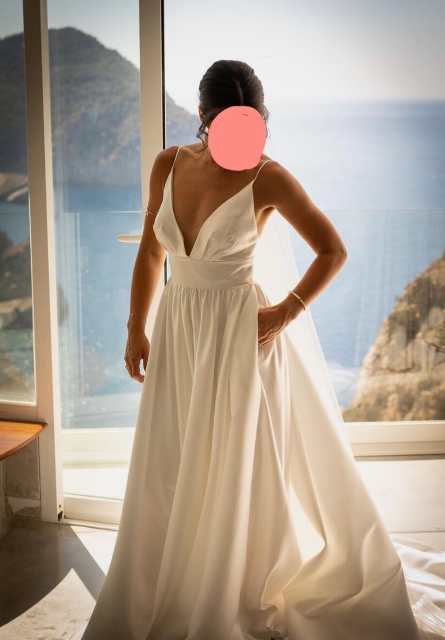 Vagabond, Aquarius Wedding Dress. Size 8, pockets height 5.2 with 2 inch heels.