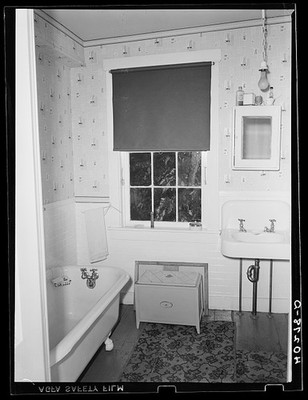 Photo:Lancaster County Pennsylvania Enos Royer Farm Bathroom 1938