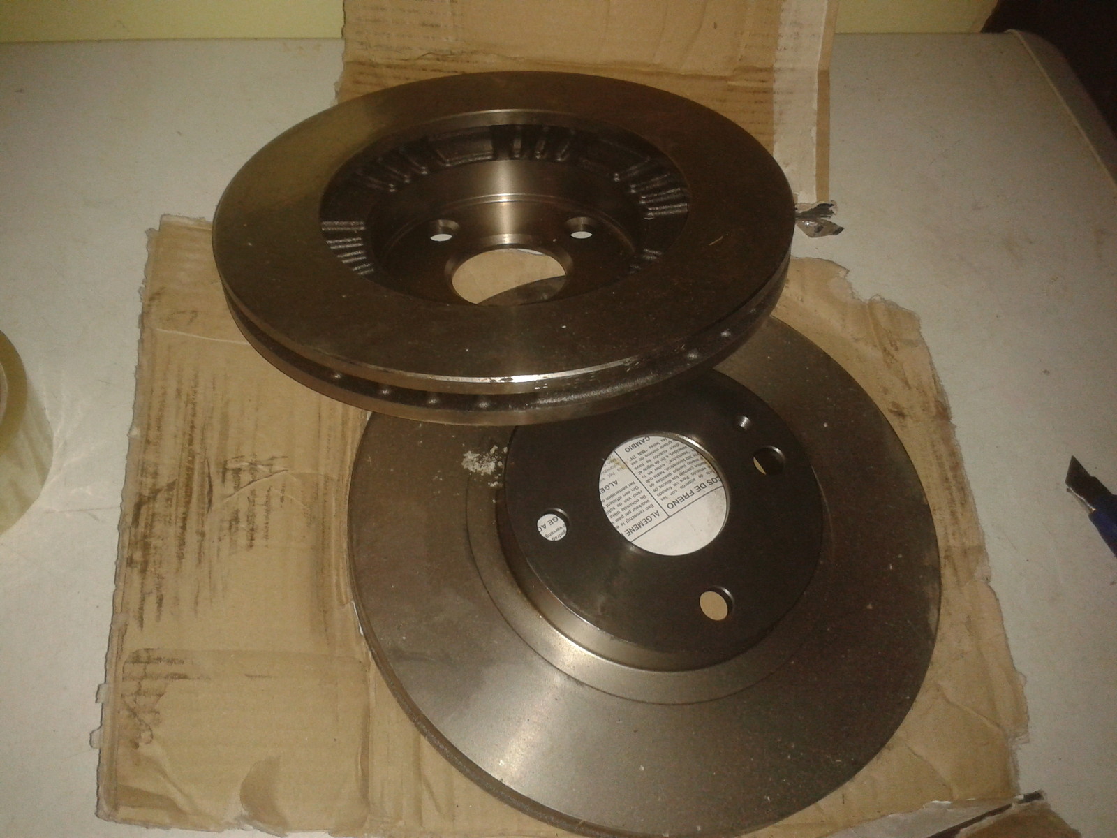 Disques de frein avant ventilés pour Mazda 323 essence diesel 4 trous