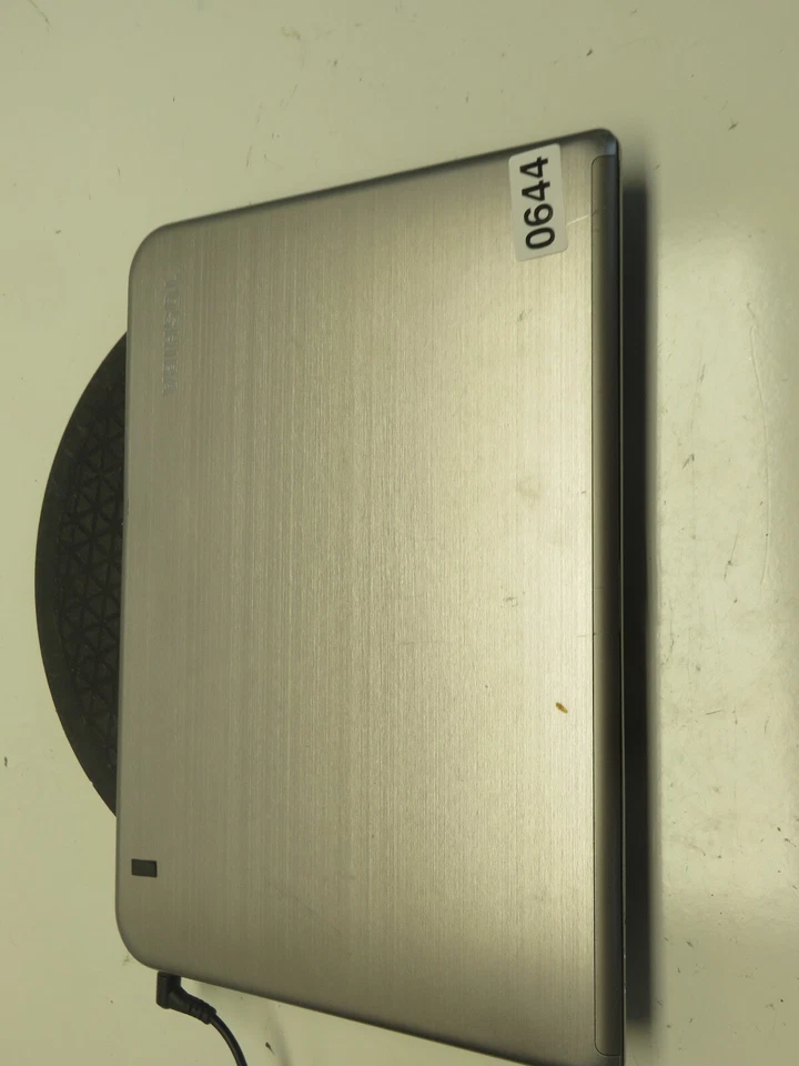 Toshiba Satellite E45t-A4100 Intel i5-4200U 1,6 GHz 4 GB SIN DISCO DURO sin batería Foto 3 de 4