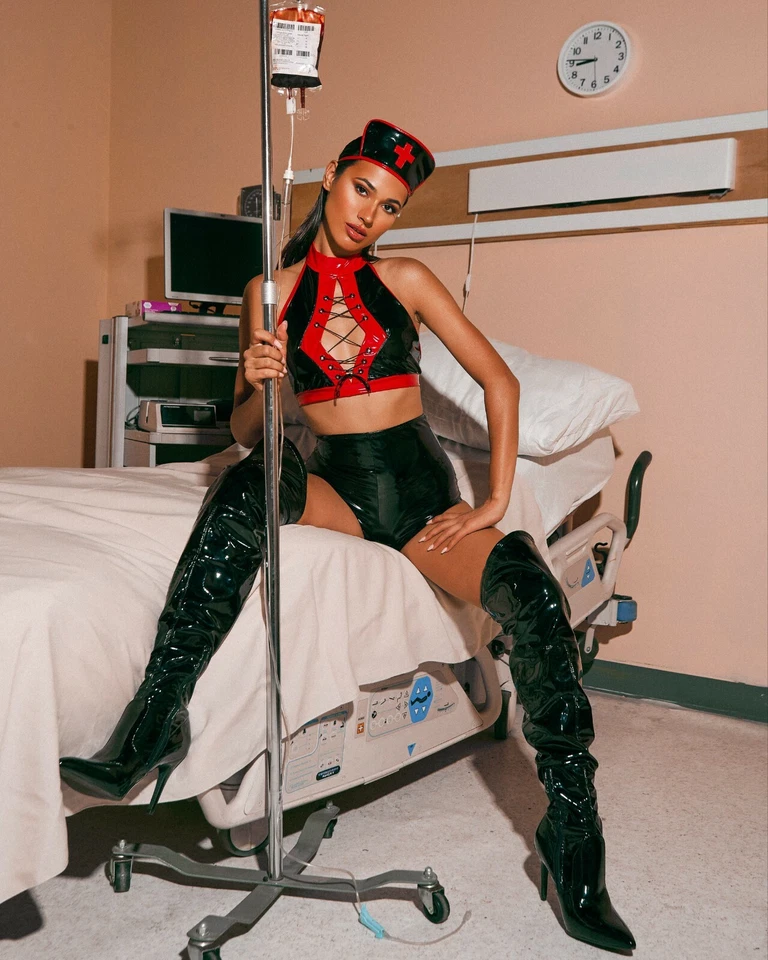 Disfraz de enfermera rizada de vinilo negro y rojo sexy de Roma 5005 Foto 4 de 4