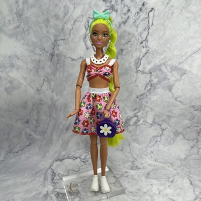 Barbie Conjunto De Moda Con Estampado Margarita - Top Y Falda - Incluye Diadema Y Bolso