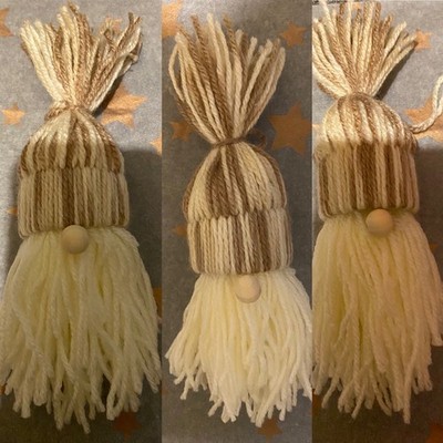 Handgegestrickter Gonk Wichtel Christbaumschmuck. Set x 3 gemischt