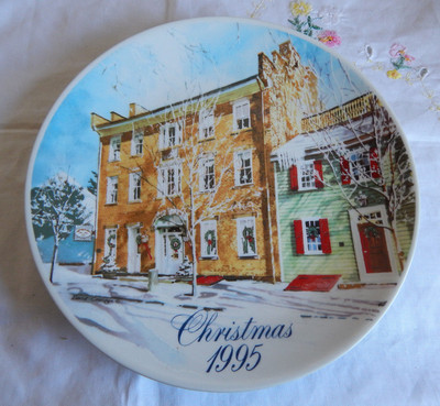 SMUCKER'S  CHRISTMAS 1995 PLATE SPREAD EAGLE INN PLYMOUTH STREET HANOVERTON OHIO