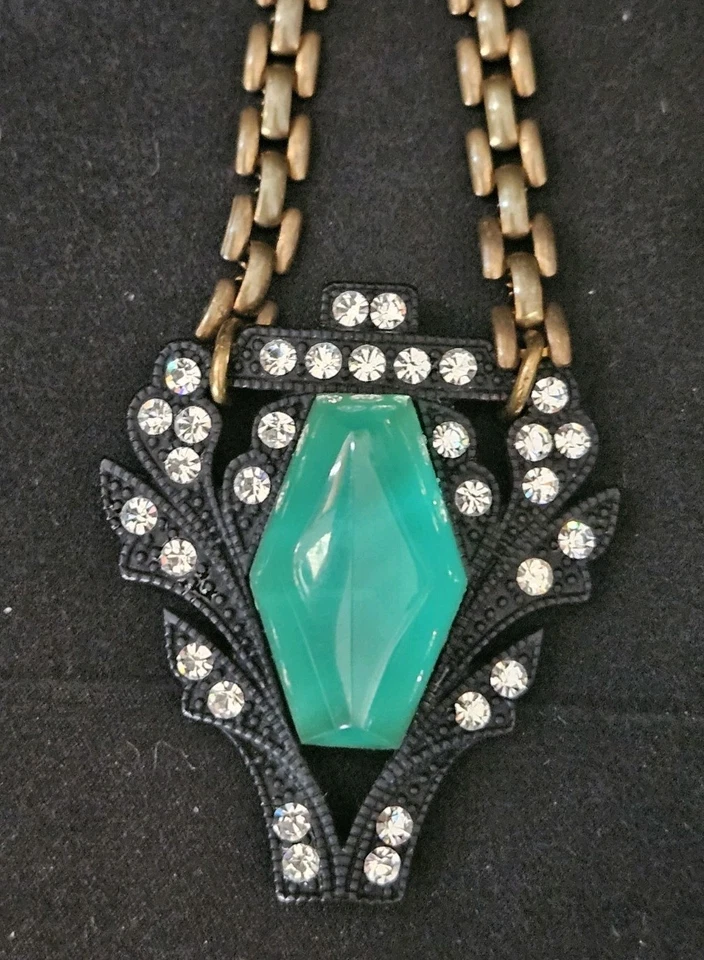 Collar LULU FROST cristal verde, art deco, latón Foto 2 de 4