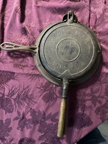 Vintage Griswold cast iron waffle maker #8 new American Erie, PA, w/base