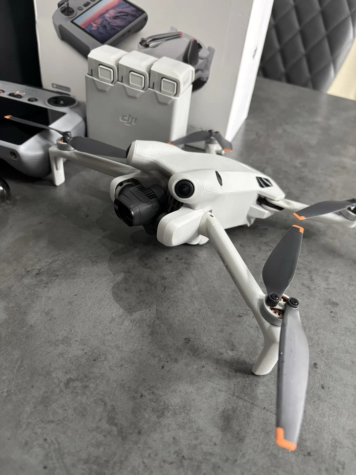 DJI Mini 4 Pro Fly More Combo Camera Drone RC2 Controller Great Condition - Image 2 of 4