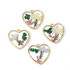 C 8PCS Gold Tone Dried Pressed Flower Resin Heart Shape Charm Pendant GYX2308
