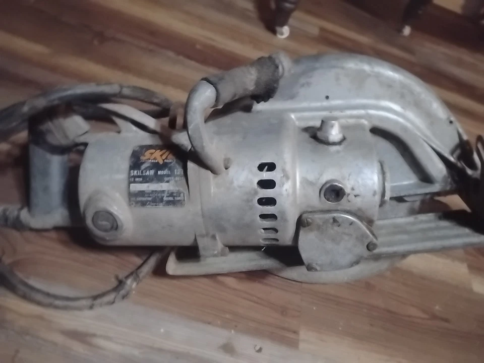 Sierra circular Skillsaw 12 pulgadas vintage 127 Worm Drive.  Raro con estuche.  Pesado  Foto 2 de 2