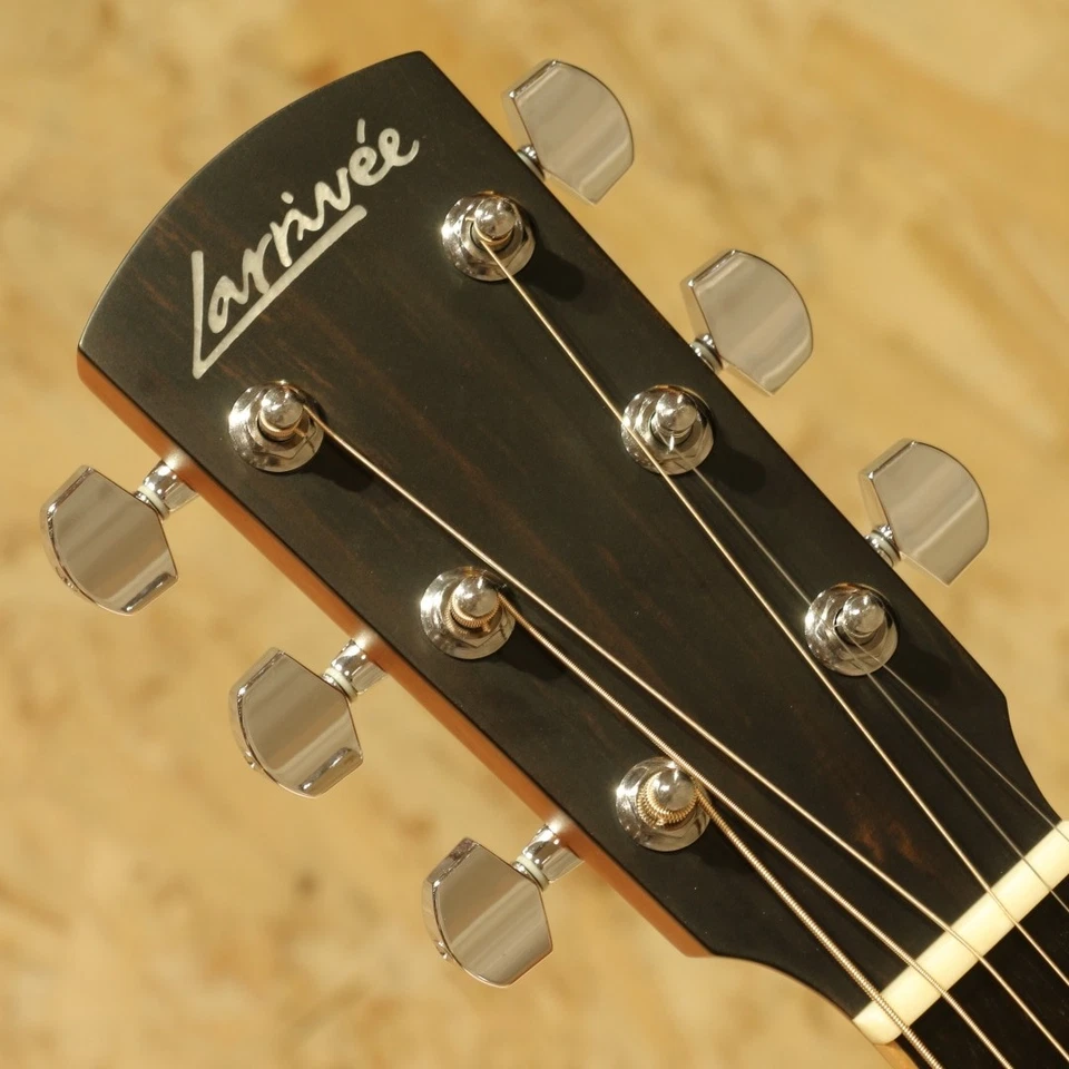 LARRIVEE D-03E Usado 2014 Cuerpo Superior de Abeto Natural con Estuche Rígido Foto 2 de 4