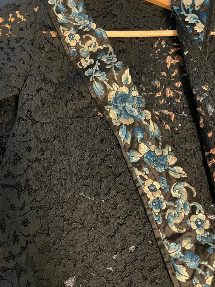 Kimono vintage hecho a mano para mujer talla mediana negro floral encaje abierto caprichoso años 90 Foto 3 de 4