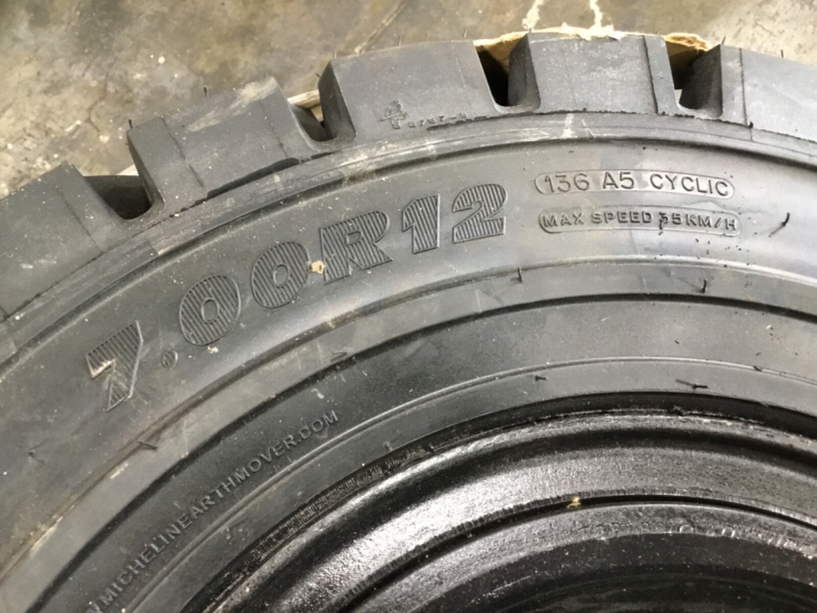 7.00-12 Forklift Inner Tube - Replacement Tube For 7.00R12 & 700R12 Tires With Bend Valve Stem