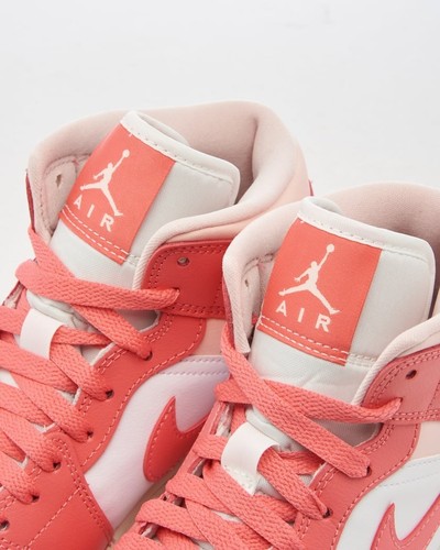Scarpe Nike Air Jordan 1 Mid da donna taglia 7 rosa fragole e crema BQ6472-186 - Foto 7 di 12