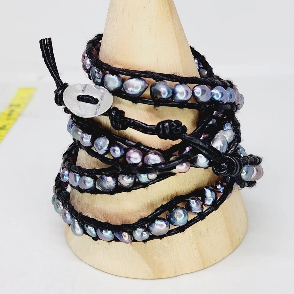 Brazalete envolvente de perlas de pavo real de agua dulce genuino de cuero negro 32" Foto 2 de 4