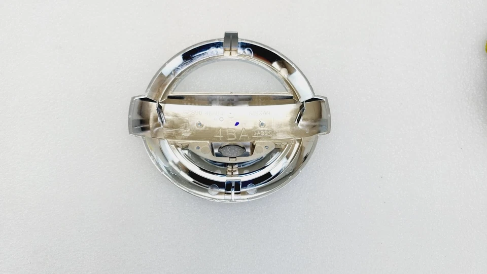 2014 2015 2016 2017 Nissan Rogue emblema grade dianteira com câmera spot 62890 4BA0A - Imagem 2 de 3