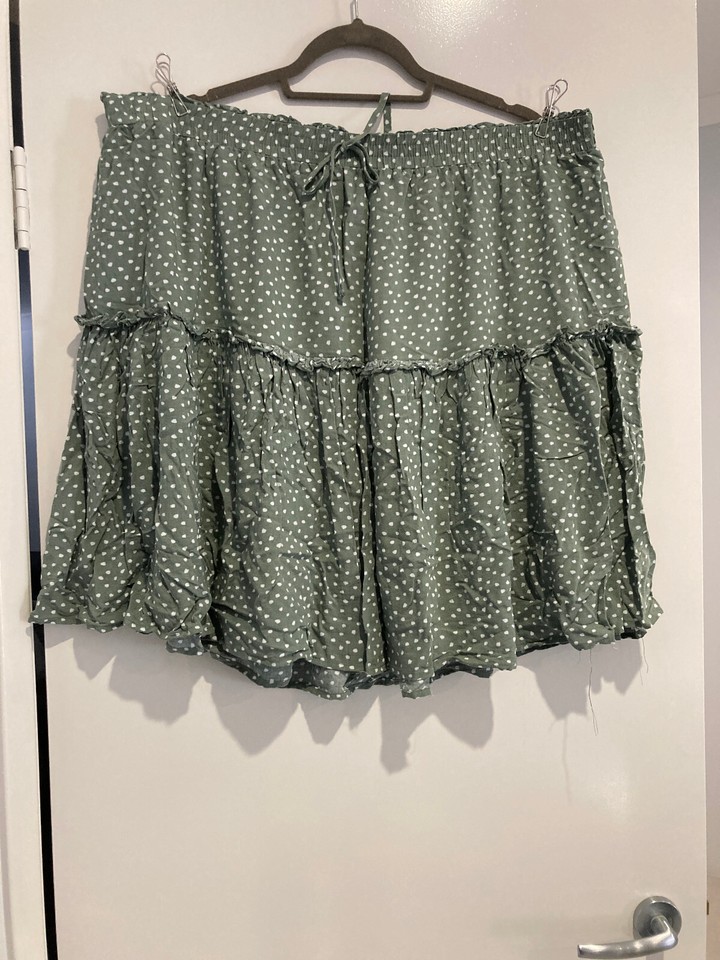 BeMe 22 Elastic Waist Boho Skirt Green White Dots Short Lined Tie Tiered