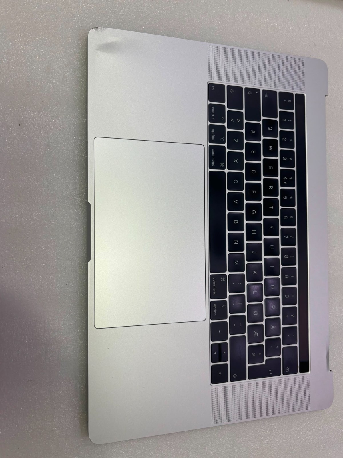 Topcase  Clavier QWERTY(NORVEGE) pour MacBook Pro 15″ A1990 - ARGENT/GRADE B