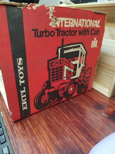 Ertl 1/16 Blueprint Replica International 1466 Turbo WF Tractor w/Cab & Duals - Picture 5 of 8