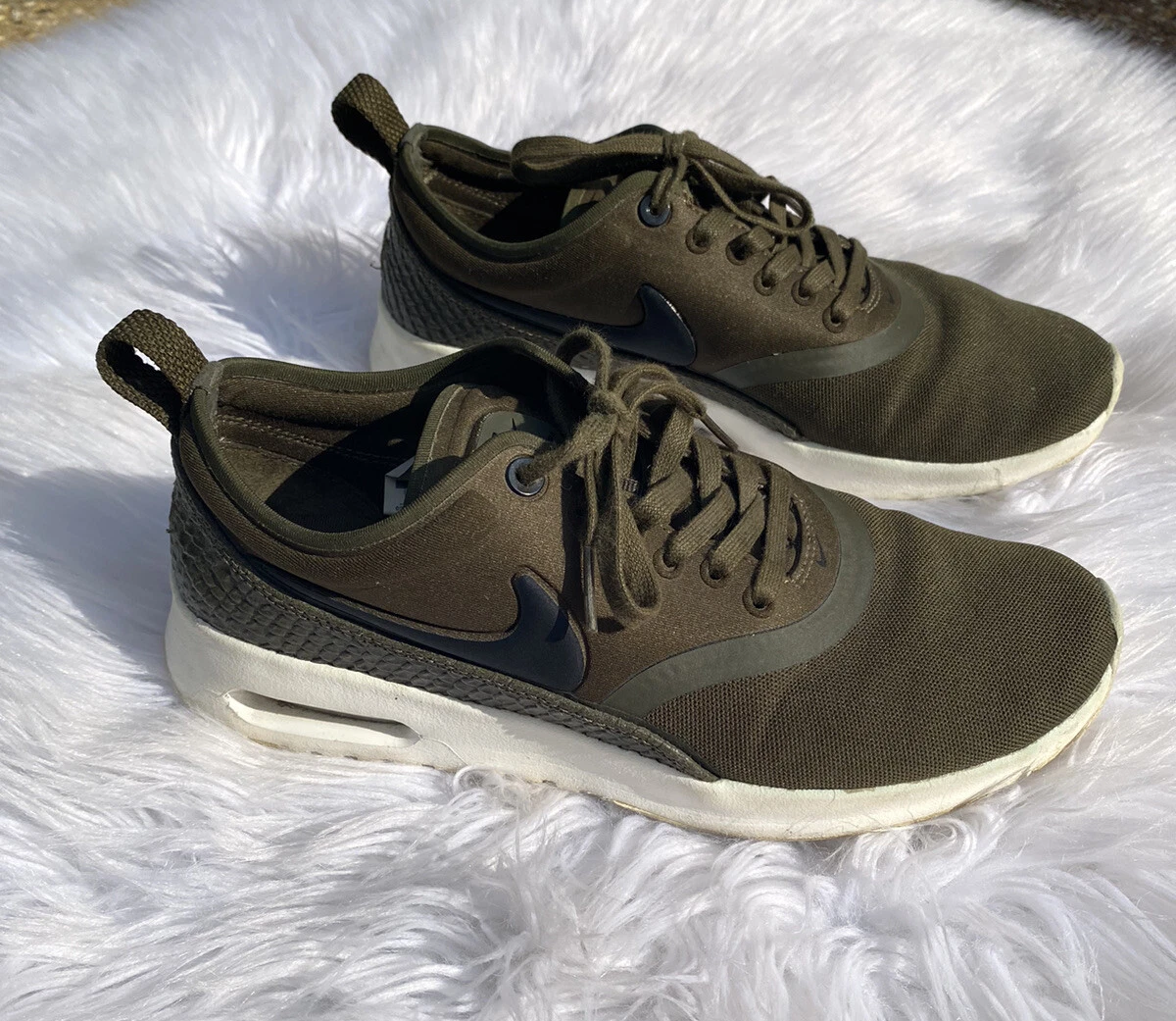 Khaki nike thea hotsell