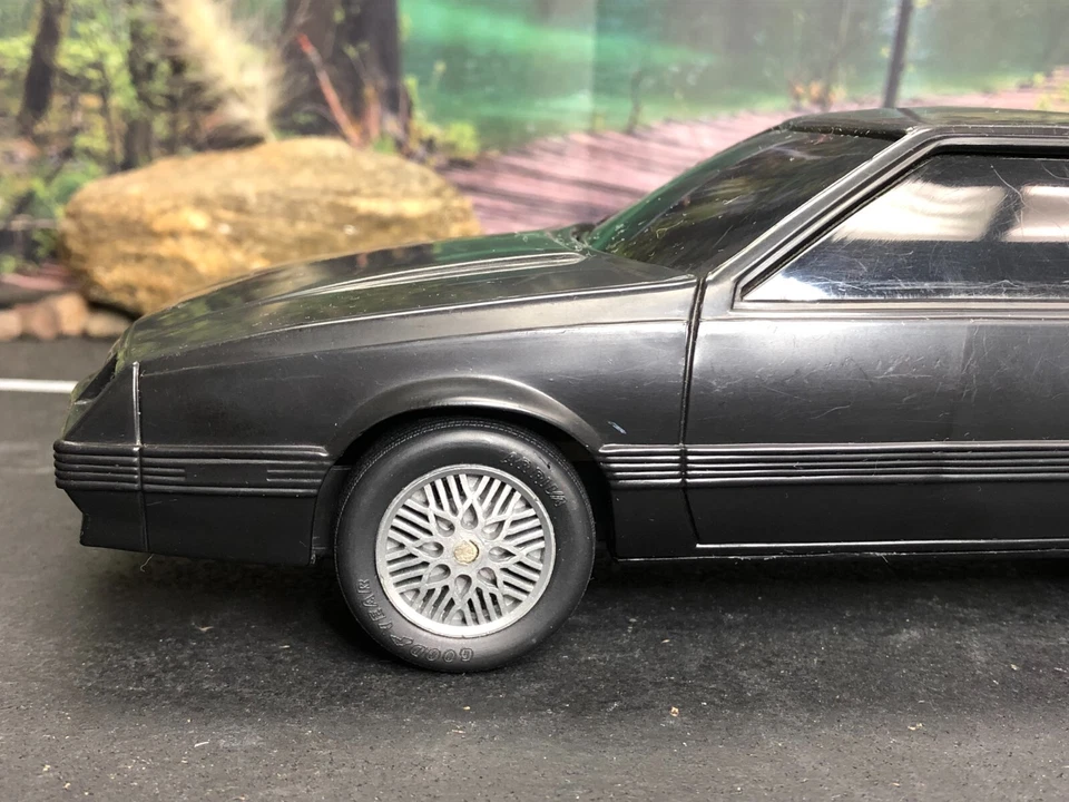 Plástico imperfeito sem marca BLACK CHRYSLER LASER XE sem caixa AS-IS arranhões leves - Imagem 3 de 4