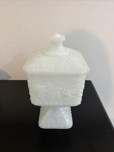 VINTAGE WESTMORELAND LIDDED CANDY DISH BEADED EDGE GRAPE WHITE MILK GLASS