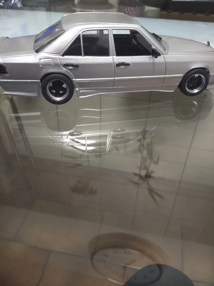 Modellino Mercedes 300 E AMG in Plastica scala 1: 24 Argento Metallizzato - Immagine 4 di 4