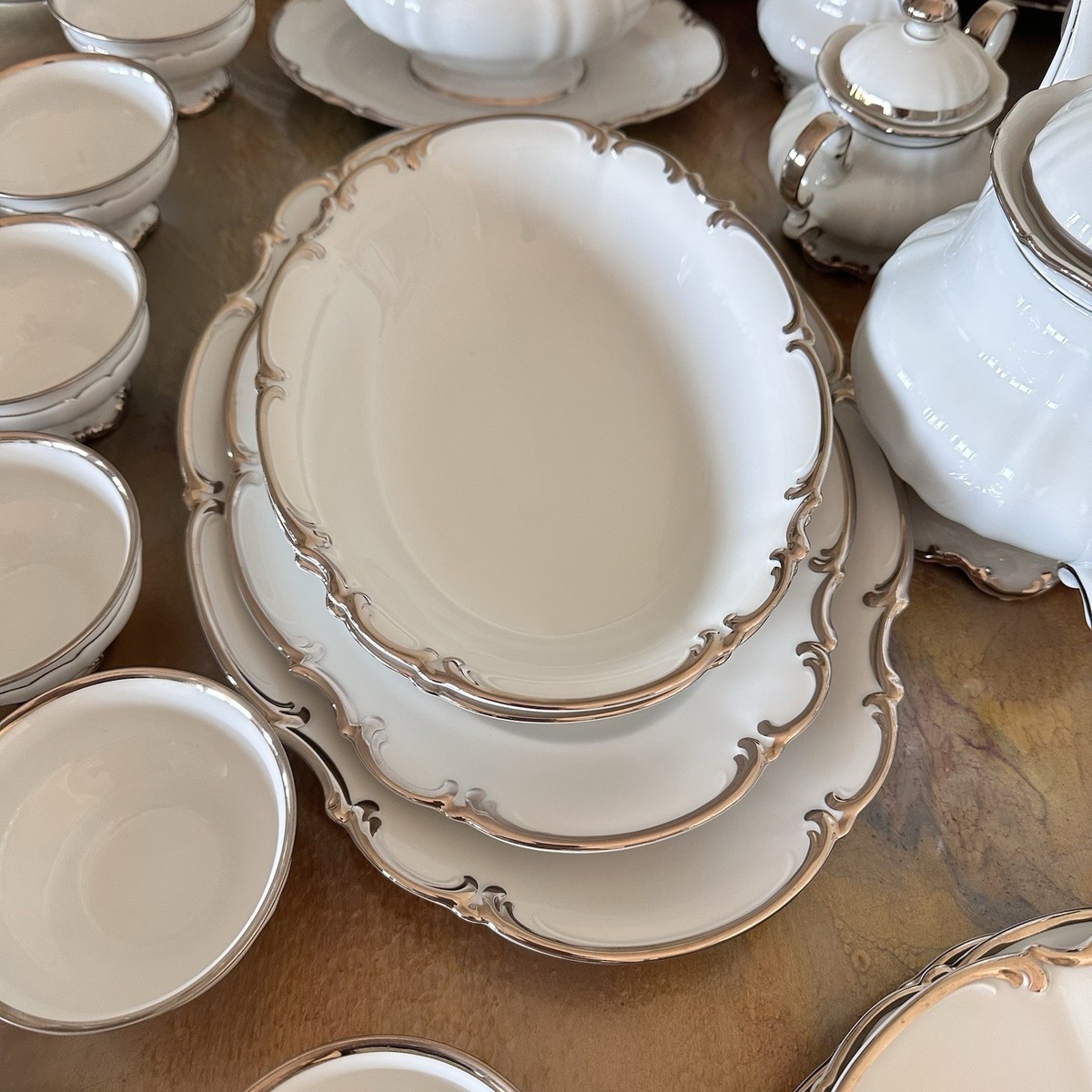 HutchenReuther淡い上品なペール ドイツ製レリーフディッシュ 85-Piece Hutschenreuther Revere Sylvia Platinum Trim Porcelain