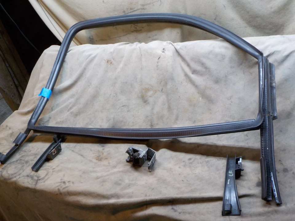 99-06 Chevy Silverado GMC Sierra 1500 2500 drivers left front door glass seal Foto 4 de 4