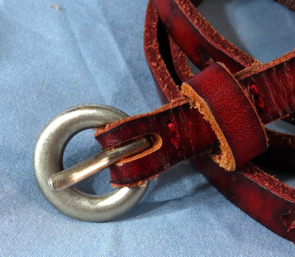 CINTURÓN DE CUERO FLACO FÓSIL DE COLECCIÓN HEBILLA PLATEADA ROJO PARDUZCO RECORTES PERFORADOS M Foto 4 de 4