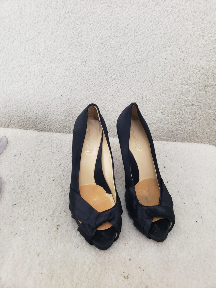 Zapatos de vestir formales de satén de tacón alto con punta abierta Boutique 9 para mujer Foto 2 de 4