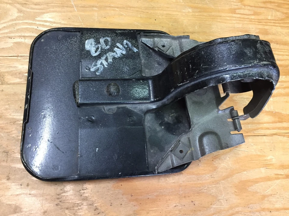 1980 1981 1982 Ford Mustang GT LX porta e dobradiça de combustível/gás usada OEM - Imagem 2 de 2