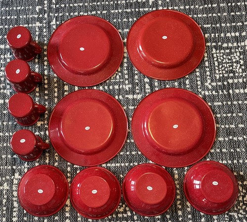 Vintage 12-teiliges Set rote Flecken Emaille Teller Becher Schüsseln... Service für 4 - Bild 6 von 12