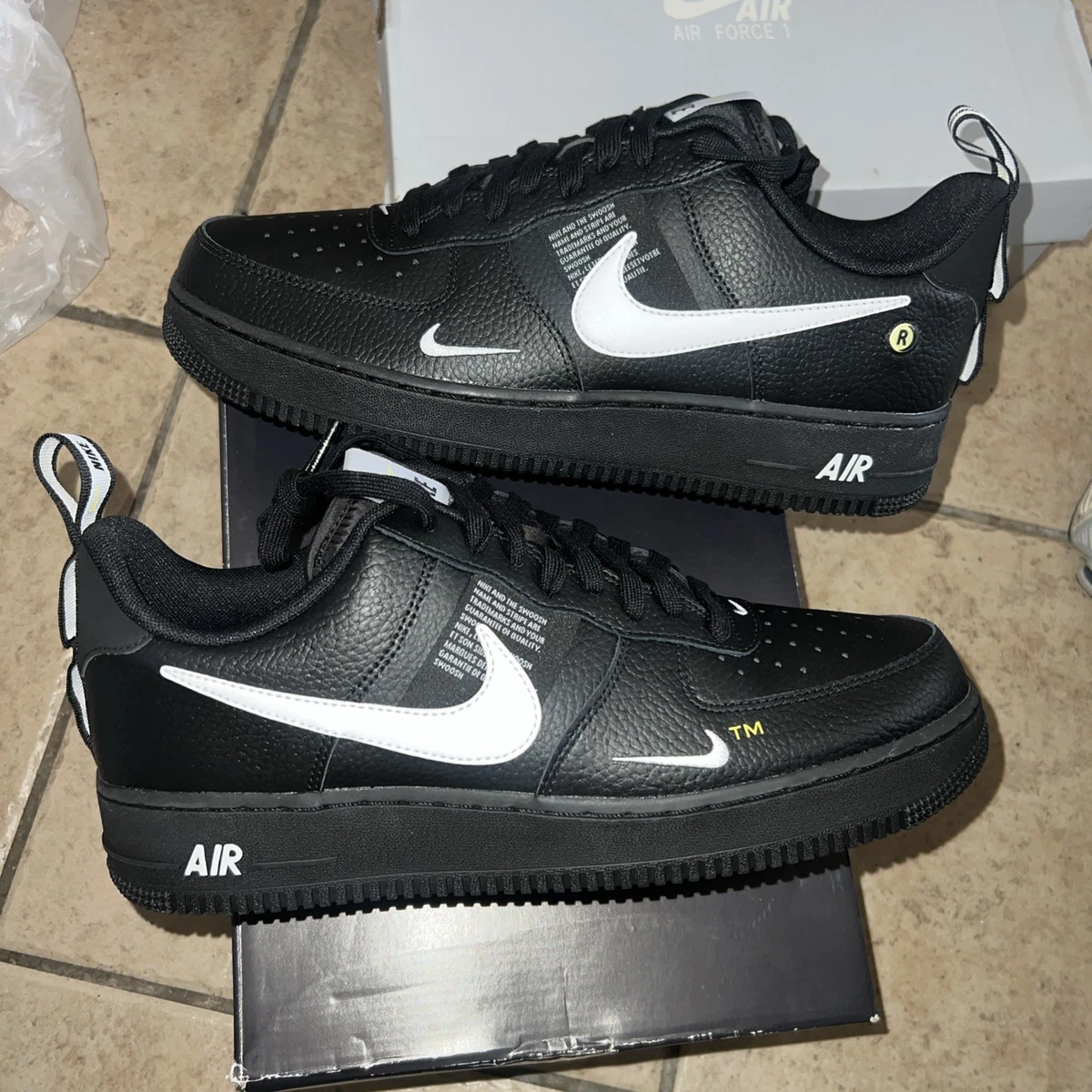 Preços baixos em Nike Air Force 1 '07 LV8 Overbranding 2018