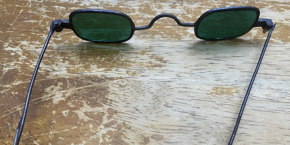 Gafas de sol antiguas victorianas de vidrio verde Foto 2 de 4