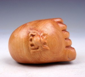 Boxwood Hand Carved Japanese Netsuke Sculpture Bug Insect On Foot #03232602