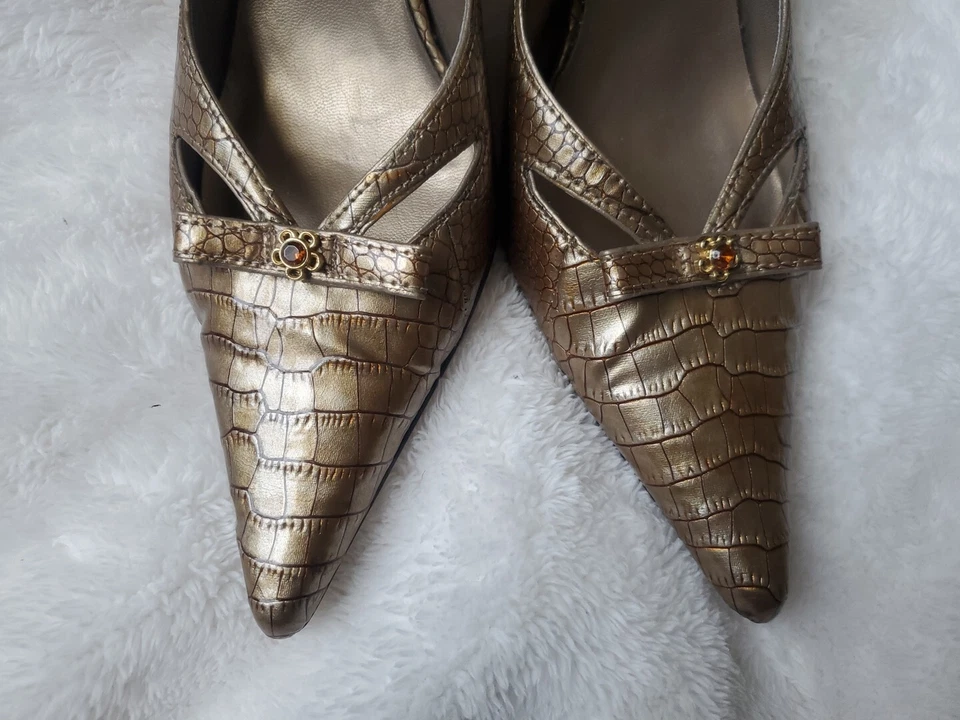 🌹Bisou Bisou by Michele Bohbot Reptile Heels Metalic Gold Pointed Toe Size 7.5M - Image 4 of 4