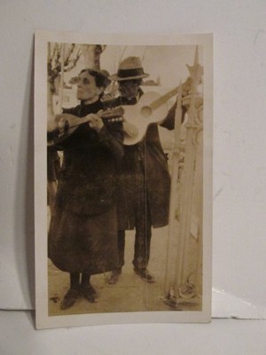 VINTAGE FOUND PHOTOGRAPH B&W PHOTO 1920S 1928 NAPLES ITALY MAN WOMAN MUSICIANS