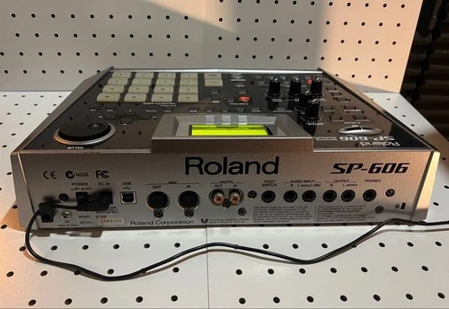 Roland SP-606 Sampling Workstation Groovebox w/ AC Adapter Tested Working