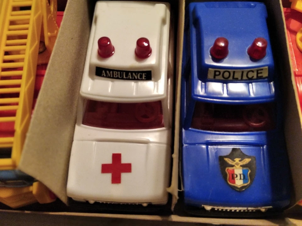 LOTTO MEZZI DI SOCCORSO- CON SCATOLA- PLASTICA- 1/32 CIRCA- HONG KONG ANNI'70 - Immagine 4 di 4